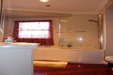 Photo of property in 583 Glenfield Road, Totara Vale, Auckland, 0629