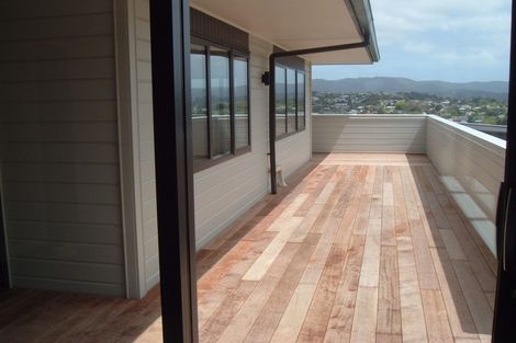 Photo of property in 1 Mataki Way, Glen Eden, Auckland, 0602