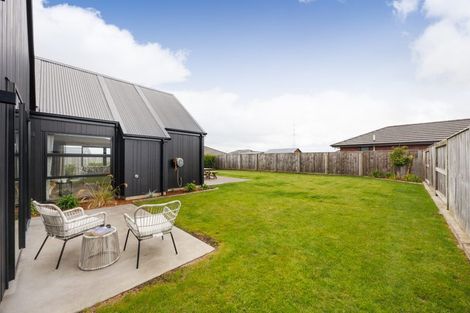 Photo of property in 4 Sardinia Grove, Fitzherbert, Palmerston North, 4410