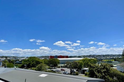 Photo of property in 42b Bond Crescent, Forrest Hill, Auckland, 0620