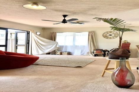 Photo of property in 2/19 Sandgate Avenue, Botany Downs, Auckland, 2010