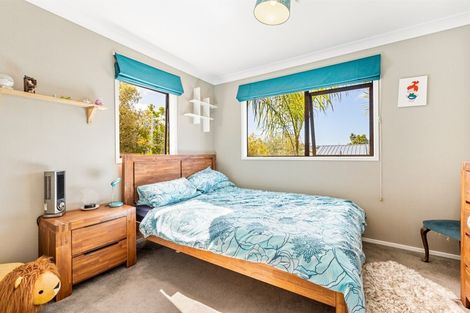 Photo of property in 5 Lorena Place, West Harbour, Auckland, 0618