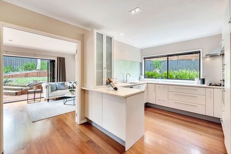 Photo of property in 1/31 Deverell Place, Northcross, Auckland, 0632