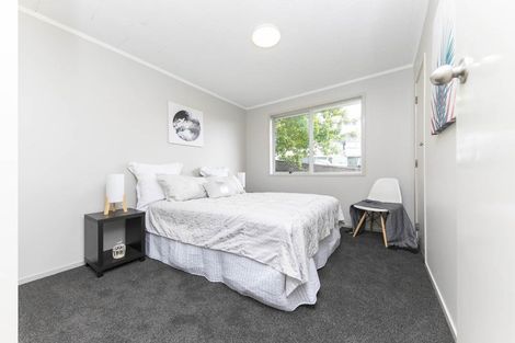 Photo of property in 35 Kemp Road, Massey, Auckland, 0614