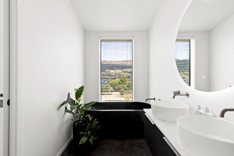 Photo of property in 8 Spring Hill Road, Kelvin Heights, Queenstown, 9300