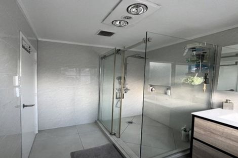 Photo of property in 2/17 Lambrown Drive, Totara Vale, Auckland, 0629