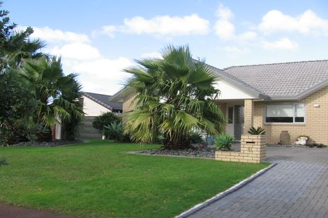 Photo of property in 11 Connemara Court, West Harbour, Auckland, 0618