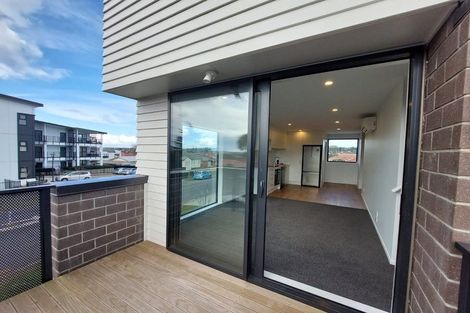 Photo of property in 1/1 Fruitvale Road, New Lynn, Auckland, 0600