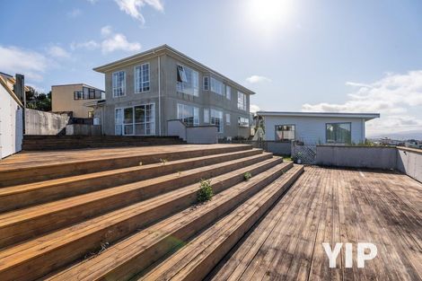 Photo of property in 4a Sunhaven Drive, Newlands, Wellington, 6037