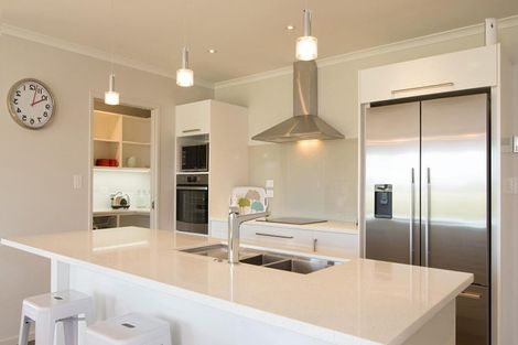 Photo of property in 10 Manaakitia Road, Karaka, 2124