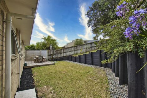 Photo of property in 2/8 Bronzewing Terrace, Unsworth Heights, Auckland, 0632