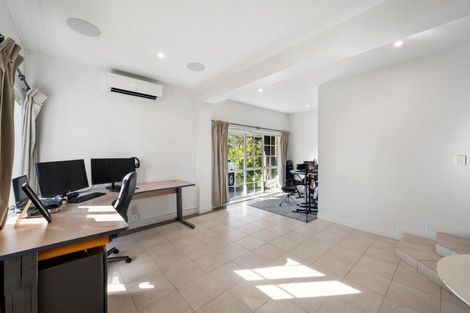 Photo of property in 8 Kerry Dell, Cockle Bay, Auckland, 2014