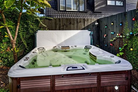 Photo of property in 25 Cheviot Road, Lowry Bay, Lower Hutt, 5013