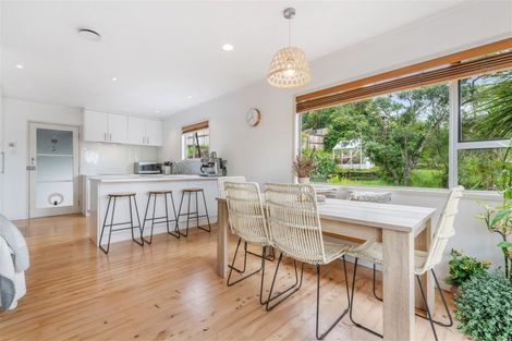 Photo of property in 1/9 De Val Drive, Titirangi, Auckland, 0604