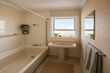 Photo of property in 13 Tiki Street, New Lynn, Auckland, 0600