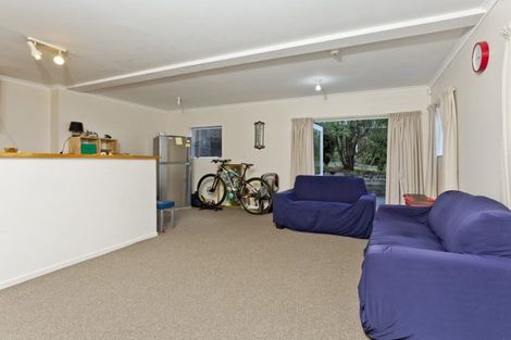 Photo of property in 10 Holdaway Avenue, Northcote, Auckland, 0627