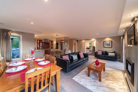 Photo of property in 14 Milward Place, Kelvin Heights, Queenstown, 9300