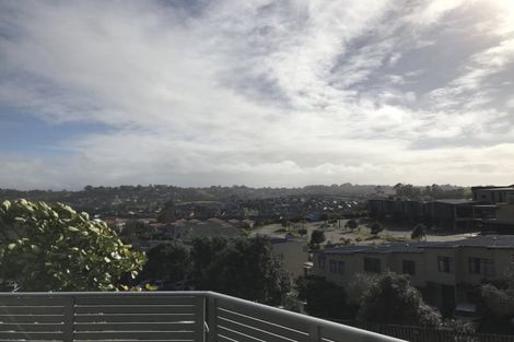 Photo of property in 3/11 Pannill Place, Oteha, Auckland, 0632