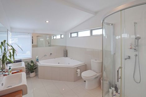 Photo of property in 63 Tamworth Crescent, Newlands, Wellington, 6037