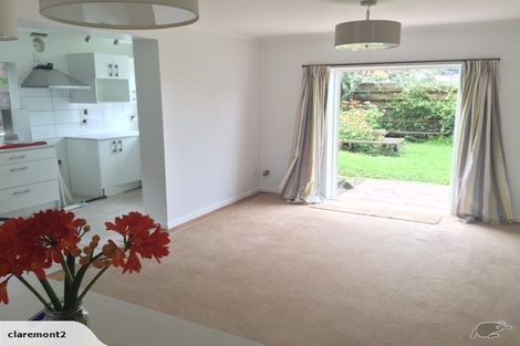 Photo of property in 24 Holdaway Avenue, Northcote, Auckland, 0627