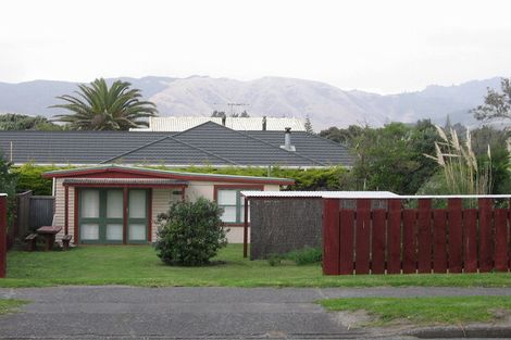 Photo of property in 106 Tutere Street, Waikanae Beach, Waikanae, 5036