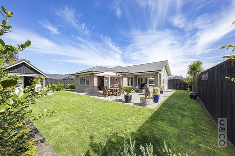 Photo of property in 8 Larmer Drive, Kumeu, 0810