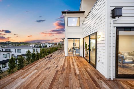 Photo of property in 15 Kumukumu Road, Long Bay, Auckland, 0630