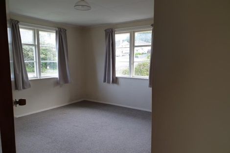 Photo of property in 1 Wakefield Terrace, Tawa, Wellington, 5028