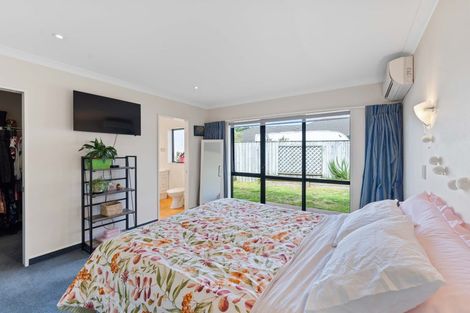 Photo of property in 96 Guildford Drive, Paraparaumu Beach, Paraparaumu, 5032