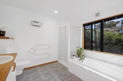 Photo of property in 11 Calypso Place, Rothesay Bay, Auckland, 0630