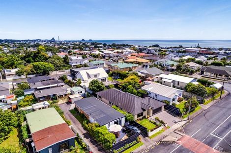 Photo of property in 28 Paynters Avenue, Strandon, New Plymouth, 4312