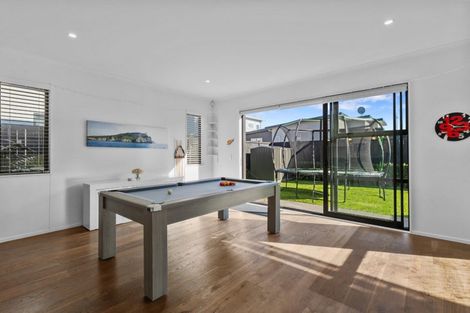 Photo of property in 10 Onekura Street, Red Beach, 0932