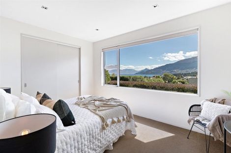 Photo of property in 17 Poplar Drive, Kelvin Heights, Queenstown, 9300