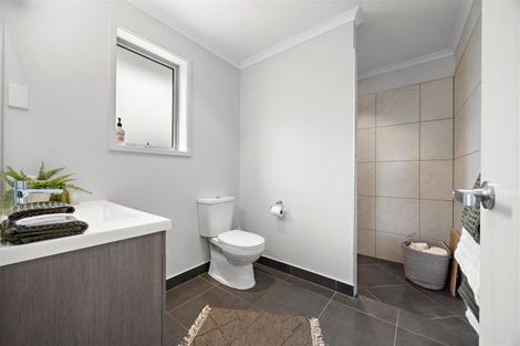 Photo of property in 24 Sir Lincoln Drive, Kumeu, 0810