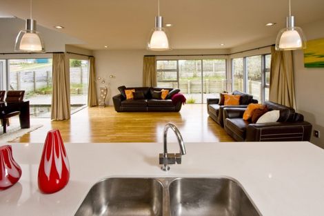 Photo of property in 3 Harrowglen Drive, Northcross, Auckland, 0632