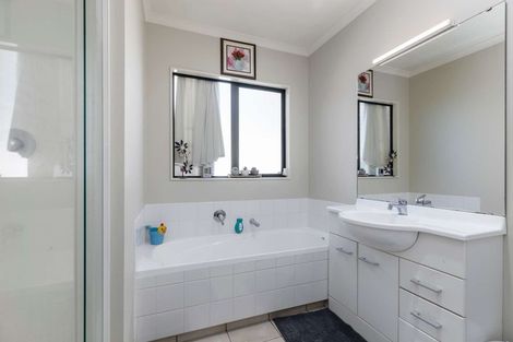 Photo of property in 17 Ashmere Lane, Weymouth, Auckland, 2103