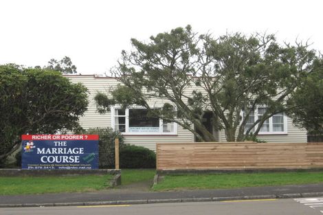 Photo of property in 6 Bracken Road, Newlands, Wellington, 6037