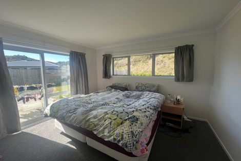 Photo of property in 17 Barry Groucott Grove, Wainuiomata, Lower Hutt, 5014