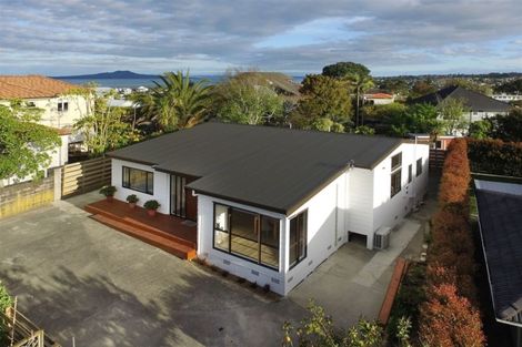 Photo of property in 2/23 Montgomery Avenue, Rothesay Bay, Auckland, 0630