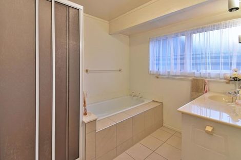 Photo of property in 2 Tuakura Way, The Gardens, Auckland, 2105