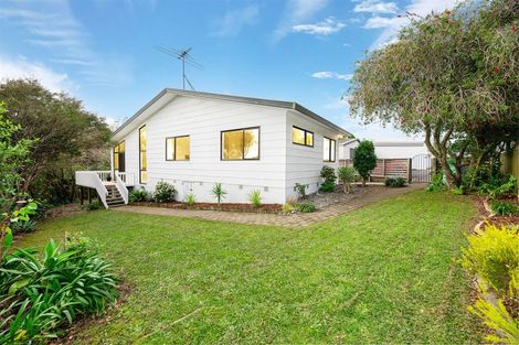 Photo of property in 20 Hassan Drive, Massey, Auckland, 0614