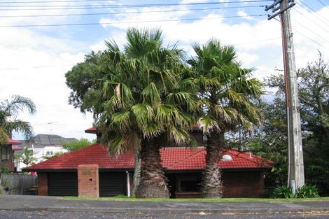 Photo of property in 2/994 Beach Road, Torbay, Auckland, 0630