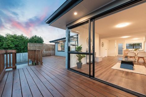 Photo of property in 2/17 Landsdale Place, Massey, Auckland, 0614