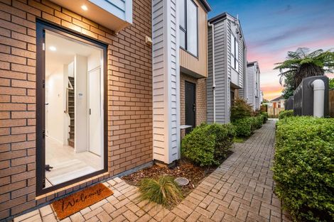 Photo of property in 5/1a Royal View Road, Te Atatu South, Auckland, 0610