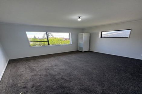 Photo of property in 2 Darlington Place, Glendene, Auckland, 0602