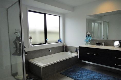 Photo of property in 16 Roto View, One Tree Point, 0118