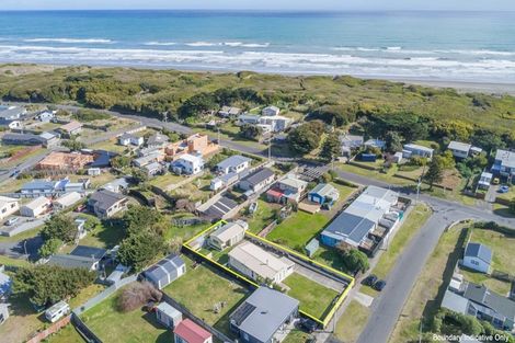Photo of property in 4 Himatangi Street, Himatangi Beach, Foxton, 4891