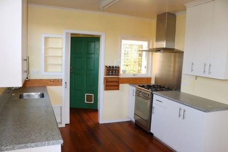 Photo of property in 38 Potter Avenue, Northcote, Auckland, 0627