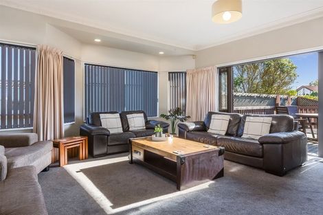 Photo of property in 2 Saunders Close, Whitby, Porirua, 5024
