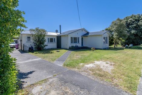 Photo of property in 15 Mahoe Street, Otaki Beach, Otaki, 5512